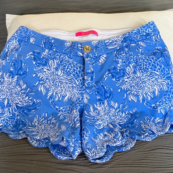Lilly Pulitzer Pants - Lilly Pulitzer like new Blue Floral Scallop Hem Women’s size 6 Shorts